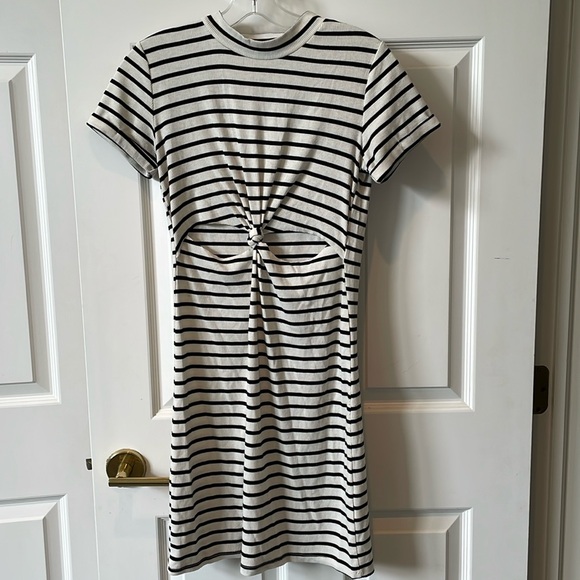 PacSun B&W striped t-shirt dress with cutout - Picture 1 of 4
